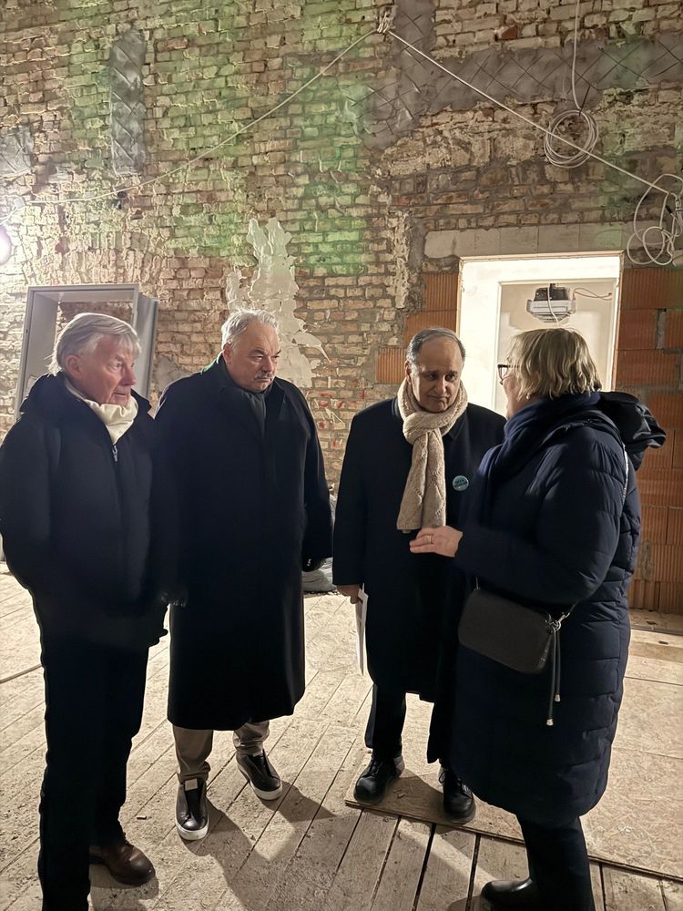 Von links nach rechts: Prof. Dr. Christoph Helm (Kulturstadtverein Wolfenbüttel), Prof. Dr. Albrecht Stalmann (Mitglied im Vorstand CDU Kreis Wolfenbüttel), Prof. Dr. Reza Ashgari (CDU-Direktkandidat für den Deutschen Bundestag) und Dr. Elke-Vera Kotowski (Chefkuratorin Moses Mendelssohn Stiftung) im zukünftigen Emil-Berliner-Saal der ehemaligen Samsonschule
