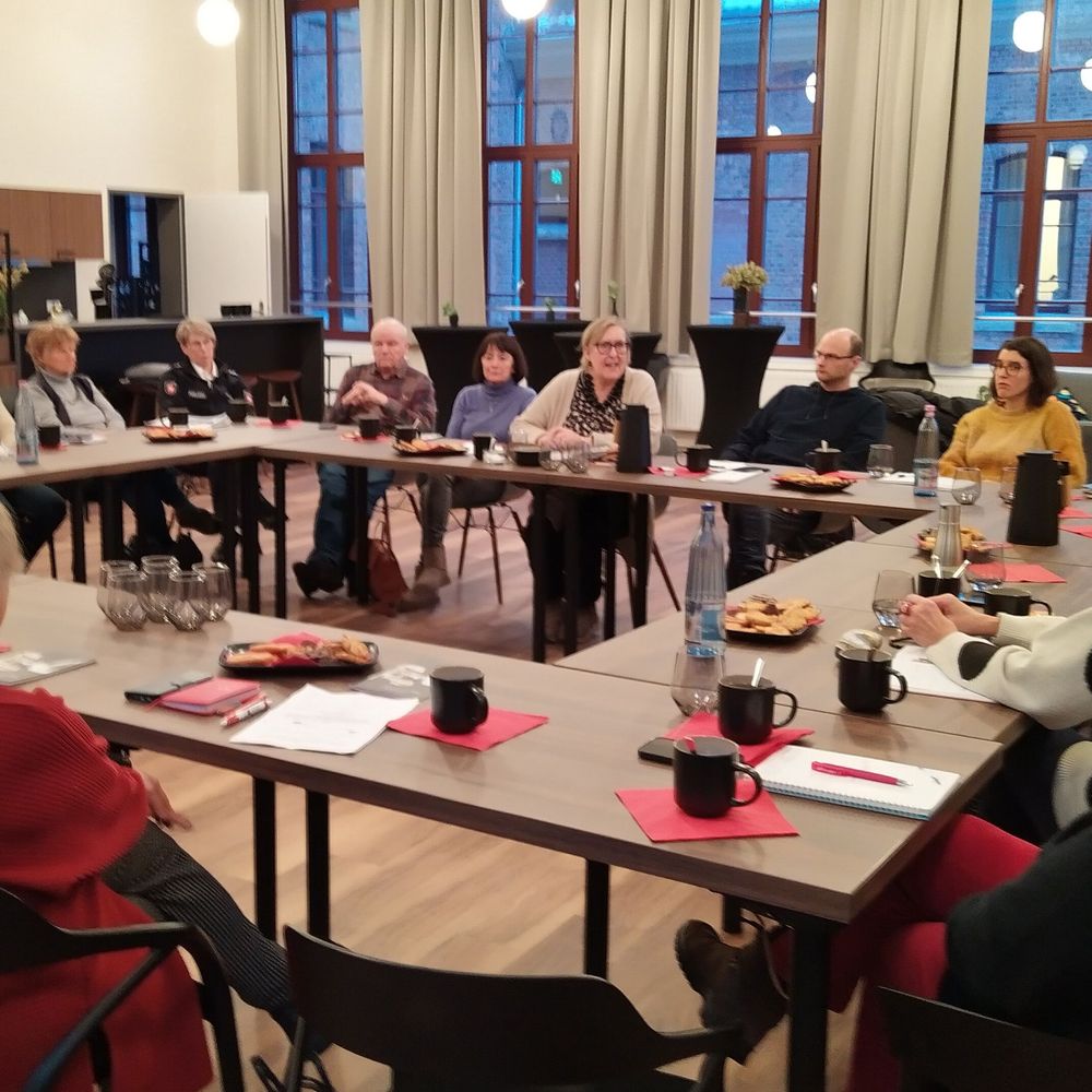 Ehrenamtliche treffen sich am 28. Januar 2026 im Emil Berliner Saal der ehemaligen Samsonschule Wolfenbüttel um mit Dr. Elke-Vera Kotowski über die Öffnungszeiten in der Dauerausstellung zu sprechen.