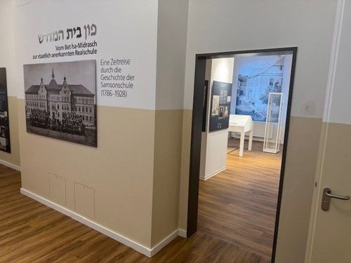 Der Ausstellungsraum in der Samsonschule kurz vor der offiziellen Eröffnung